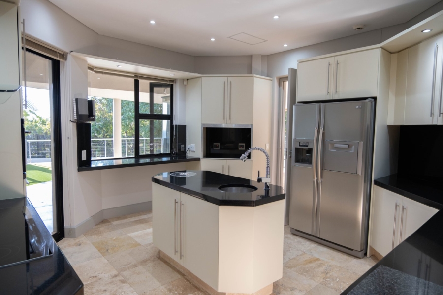 To Let 5 Bedroom Property for Rent in Llandudno Western Cape